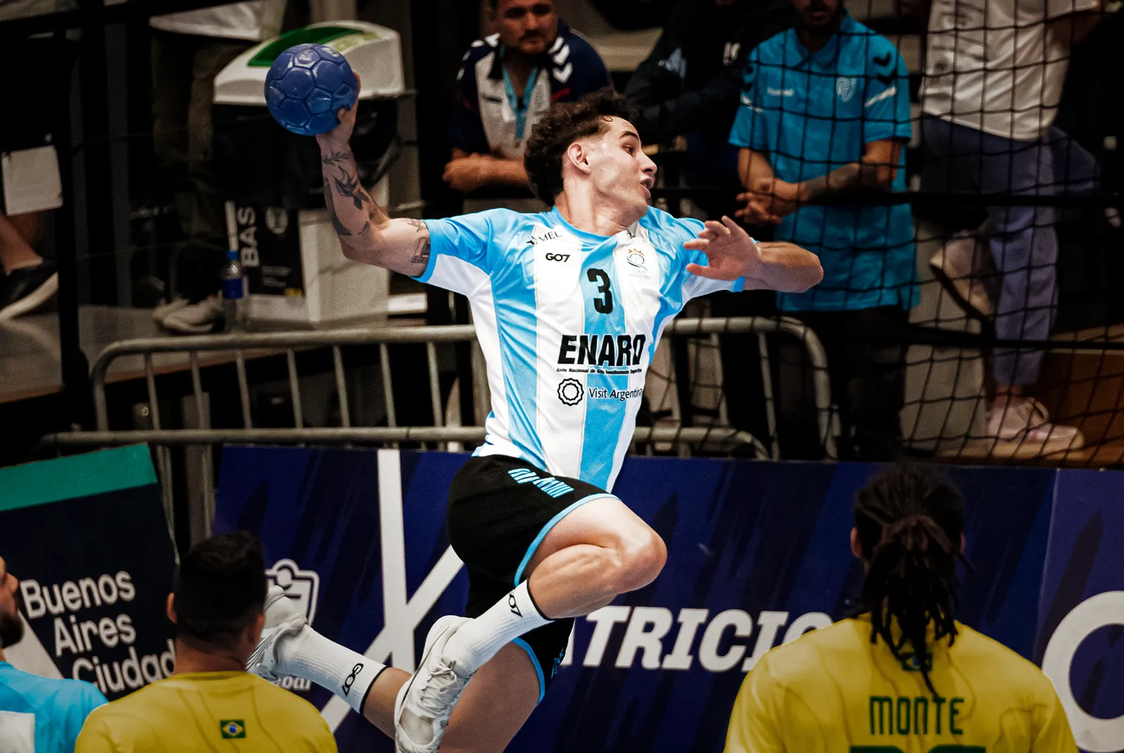 Jugador de la selección argentina rematando en el aire