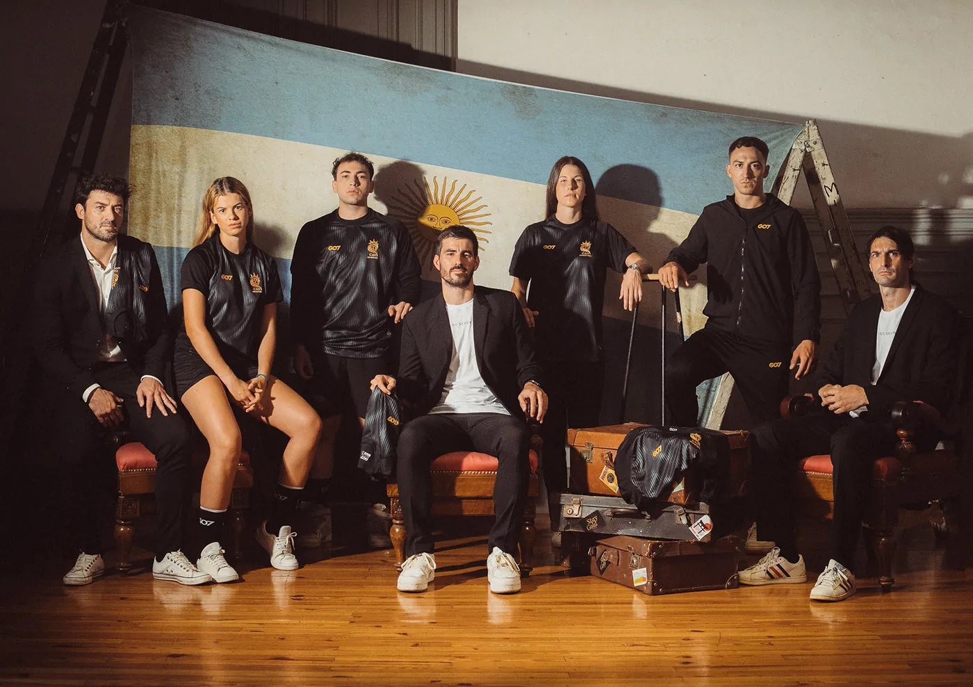 Plantel Stay Gold frente a la bandera argentina