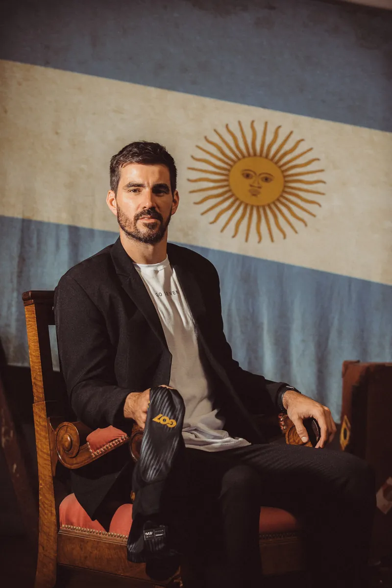 Retrato de la línea Stay Gold con la bandera argentina de fondo